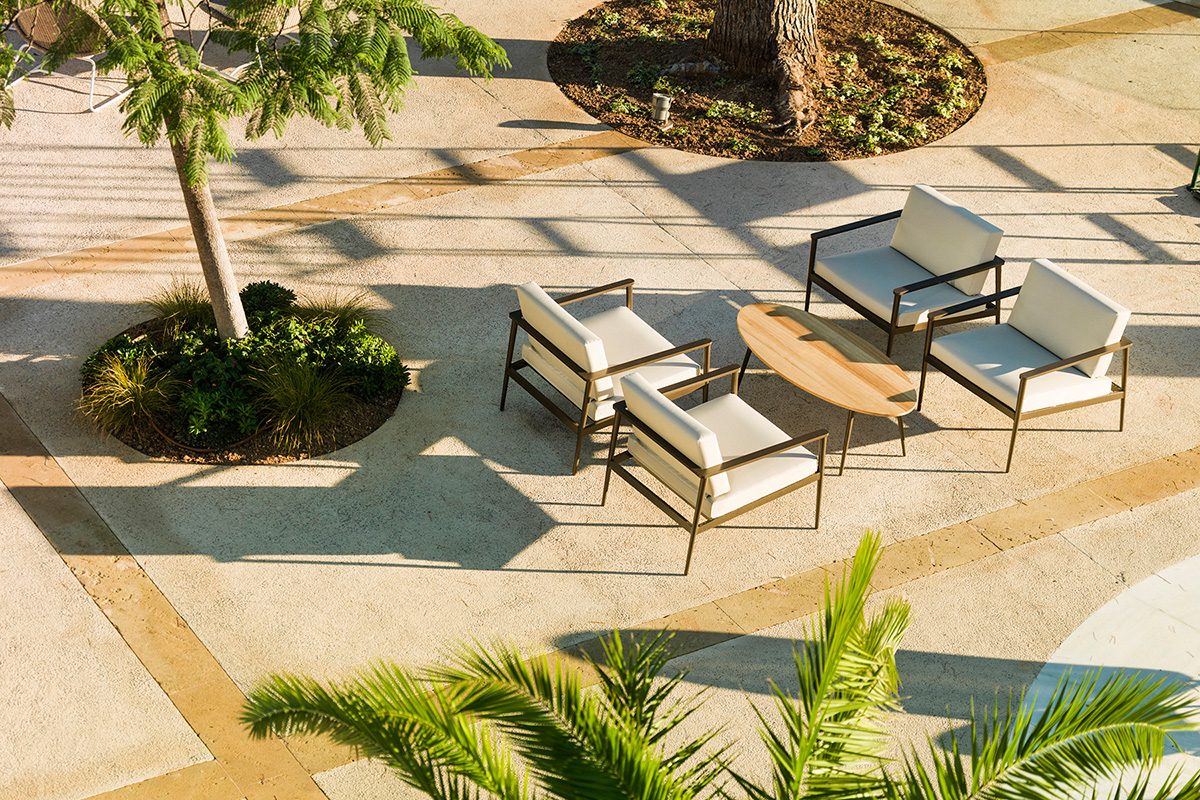 bivaq-outdoor-longe-chairs-oval-coffee-table