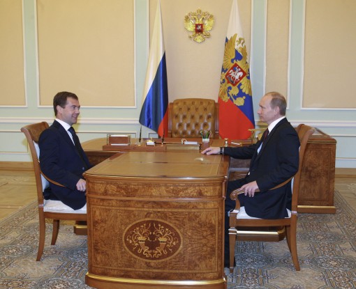 Dmitry Medvedev meets Vladimir Putin - Viena desk by Vicente Zaragozá