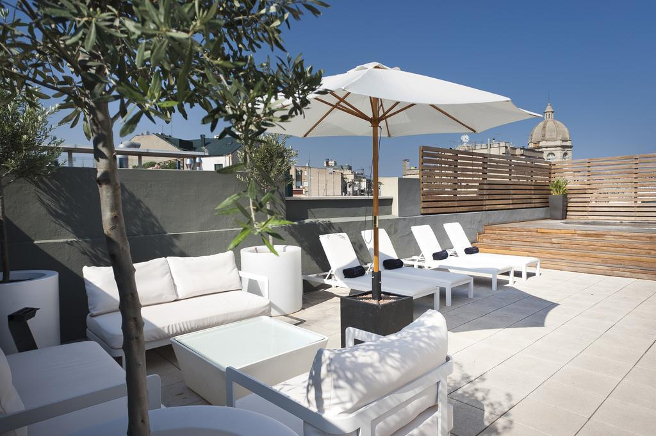 The CUBE tables complement the other outdoor furniture of CALMA in the rooftop of the Hotel Inglaterra, Barcelona
