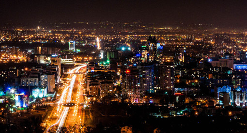 Almaty de noche por Edgarpo01 (Own work) [CC-BY-SA-3.0 (http://creativecommons.org/licenses/by-sa/3.0)], via Wikimedia Commons
