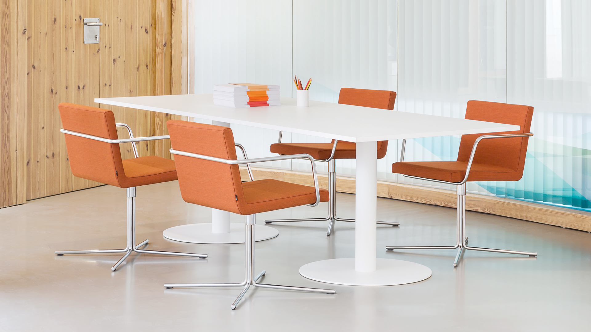 Las sillas de oficina ALN, disponibles en base giratoria o en piernas.