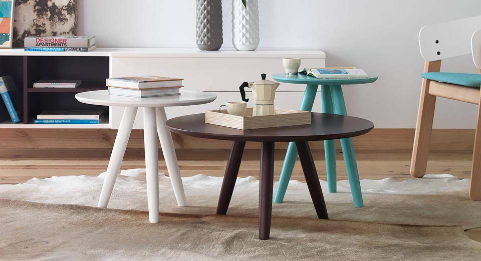 Con las mesas de centro MYA, en colores vivos y alegres, es fácil crear rincones cálidos y con encanto.