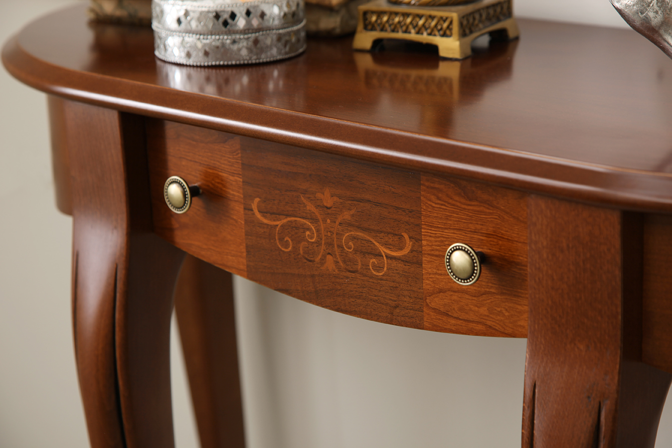 Charming finishes and ornaments for bringing elegance & refinement to your hallway décor