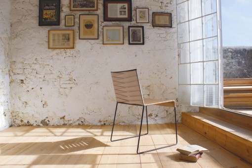The suggestive ESPIGA chair, a design by Jordi Ribaudí Studio for INDECASA