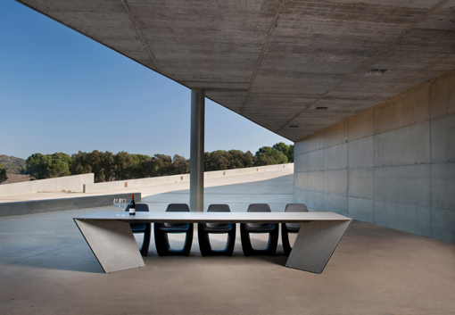 The sculptural ANGLE table with the GAT chairs