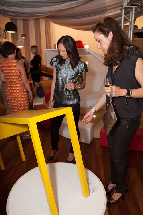 Visitors looking at the STEP desk of KENDO MOBILIARIO