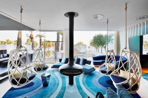 Los asientos suspendidos NAUTICA de MUT Design para EXPORMIM en el nuevo W Lounge del Hotel W Barcelona – Foto: José Hevia