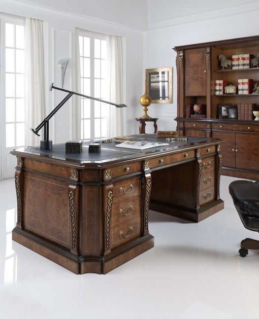 Colección DALÍ, detalles de la mesa de despacho acabada en olmo, línea TRADITIONAL