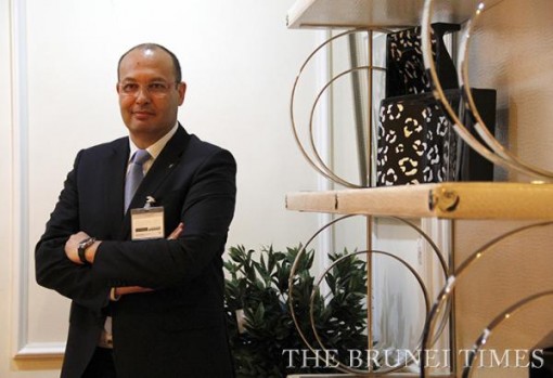 El Director General de Tecni Nova, Juan Carlos Muñoz, al lado de una de sus obras maestras, una estantería que actualmente se encuentra expuesta en Dat-Co. Fotos: BT/Ammirul Adnan, The Brunei Times