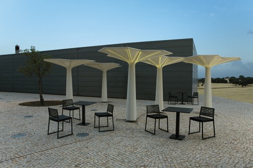 The L.A. sun shade by El Ultimo Grito and the JAPAn chairs by EstudiHac
