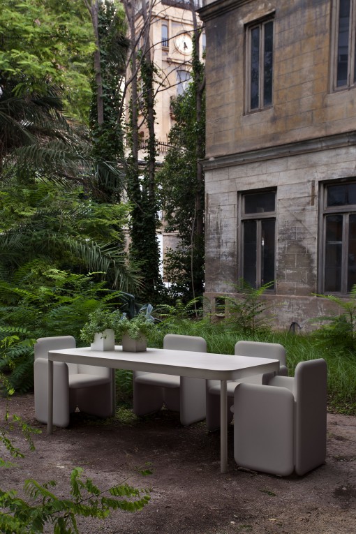 The TROPEZ table and the BIG chairs by Stefan Diez for GANDIA BLASCO