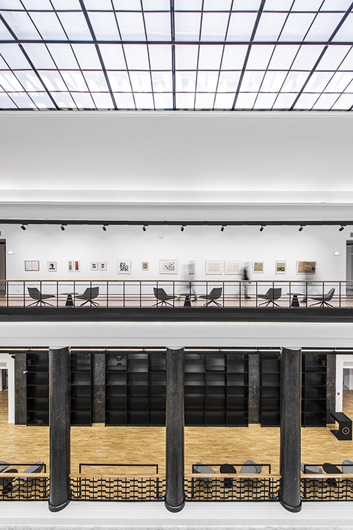 La galería de arte con los sillones DUNAS XL, un diseño de Christophe Pillet para INCLASS.