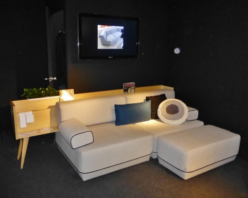 El sofa TWO BE de Vitale en exposición en el stand de KOO INTERNATIONAL