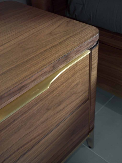 The bronze detailing accentuates the elegance of the natural matt finish
