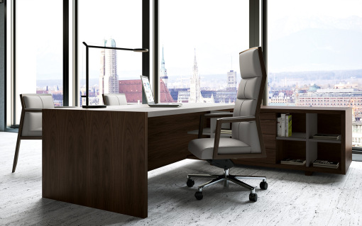 The FREEPORT desk with the SQUARE executive chair
