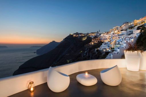 A perfect match between environment and form: the STONES collection by Stefano Giovannoni for VONDOM in the Athina Luxury Suites, Santorini, Greece