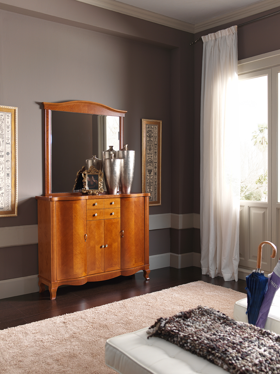 The perfect match for a cozy foyer: cabinet model 114.120 and mirror model 312.100