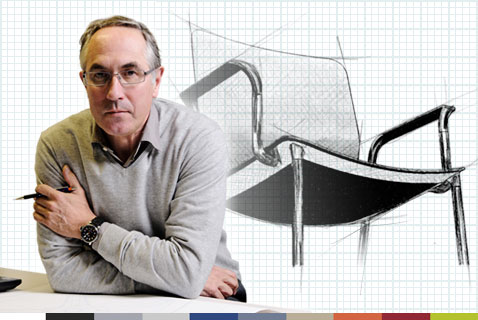 Javier Cuñado, diseñador, con la silla URBAN