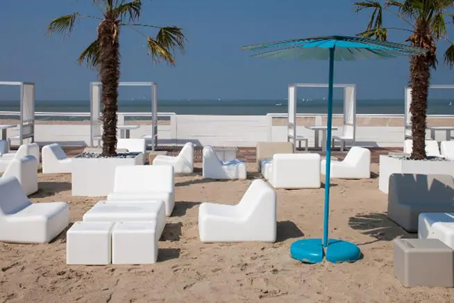 13665-13663-bmw-beach-lounge