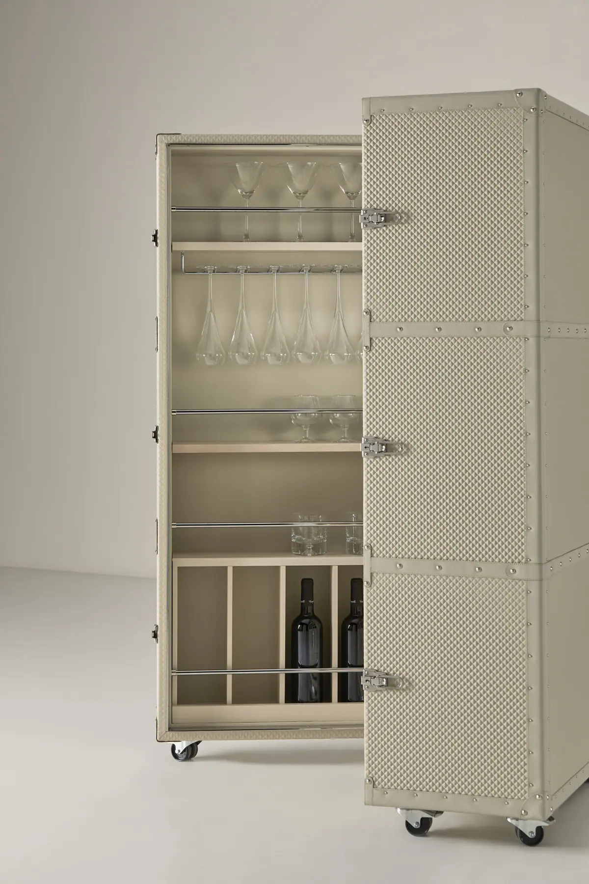 76879-76875-traveler-bar-cabinet