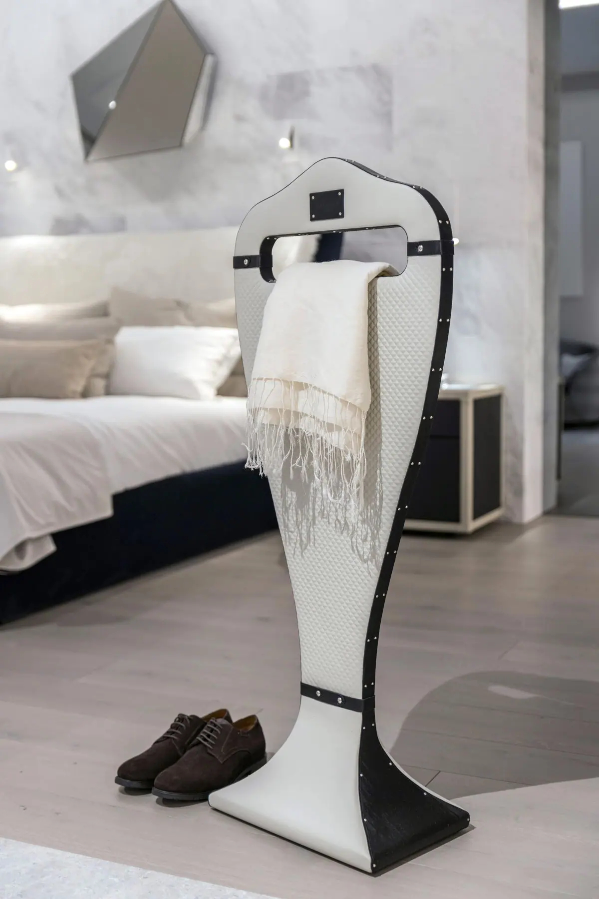 77119-77118-traveler-valet