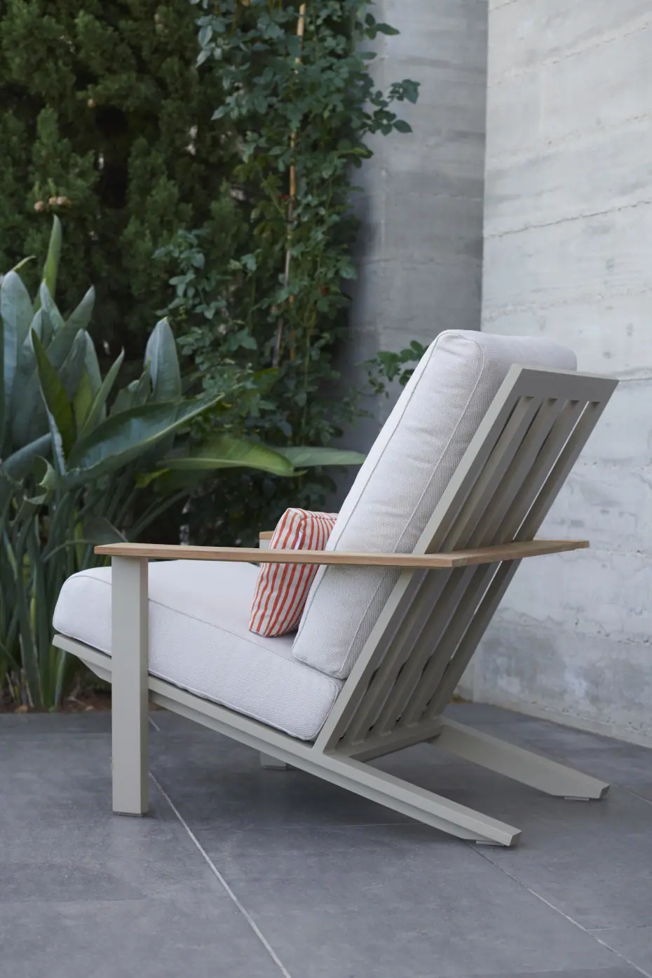 66797-31683-outdoor-lounge-furniture