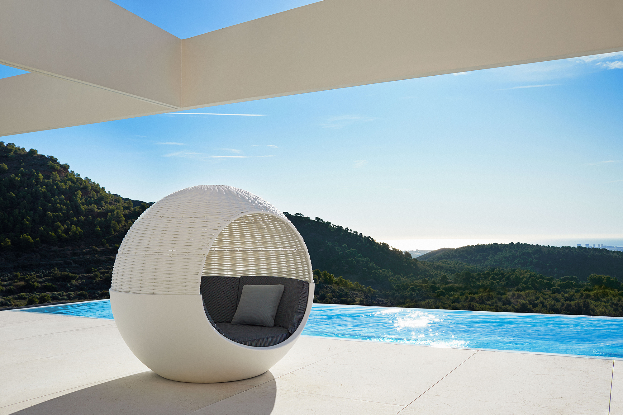 56663-47694-moon-daybed