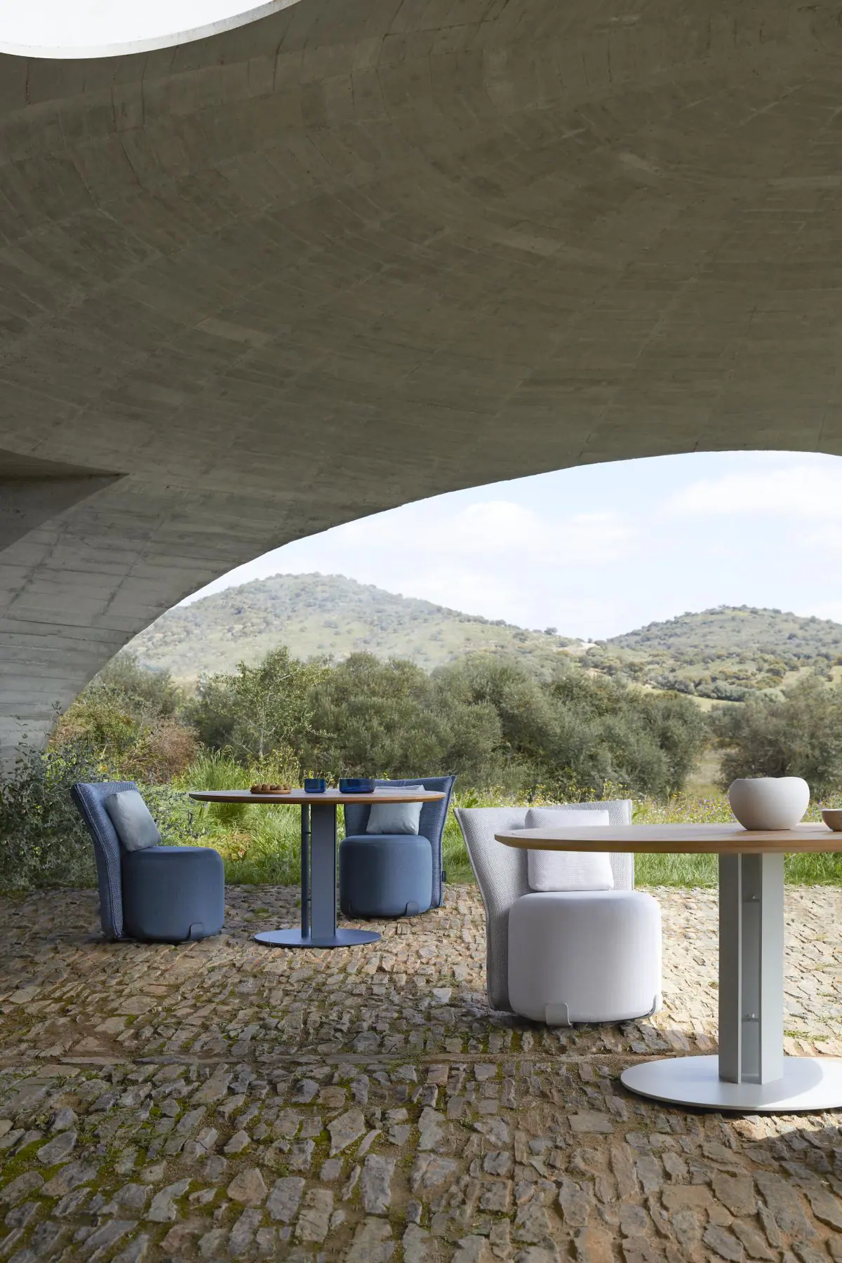 80407-80392-dining-table
