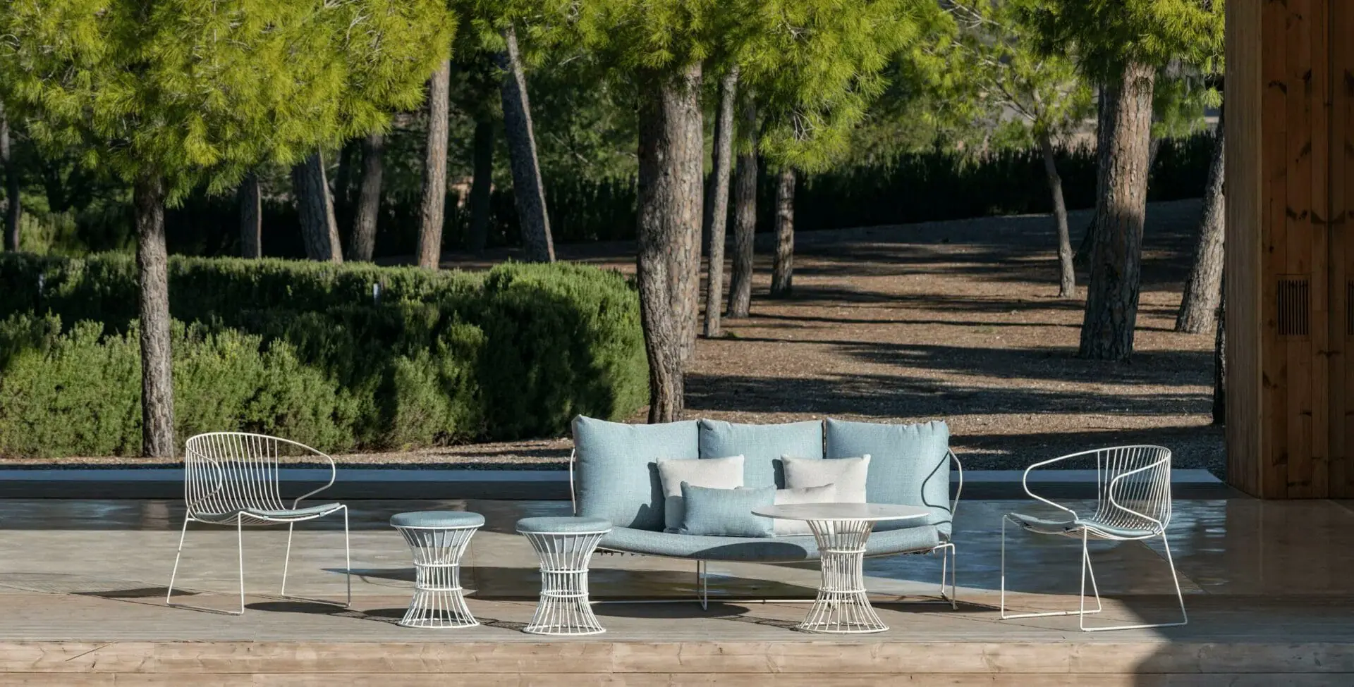 isimar-outdoor-furniture-contemporary-design-sustainable-wire-bolonia-collection